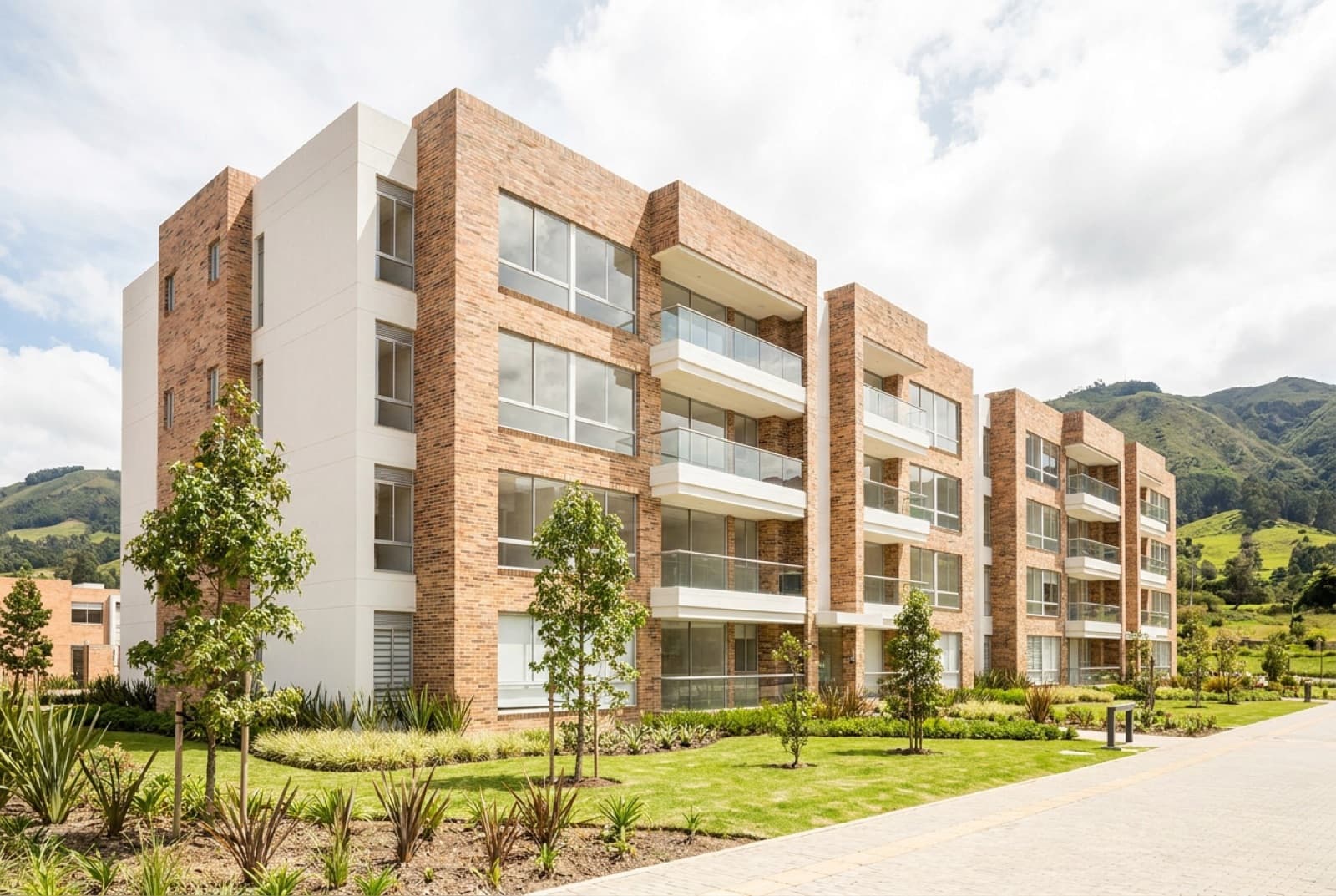 Conjunto residencial de ladrillo en Chía con los cerros de la Sabana detrás