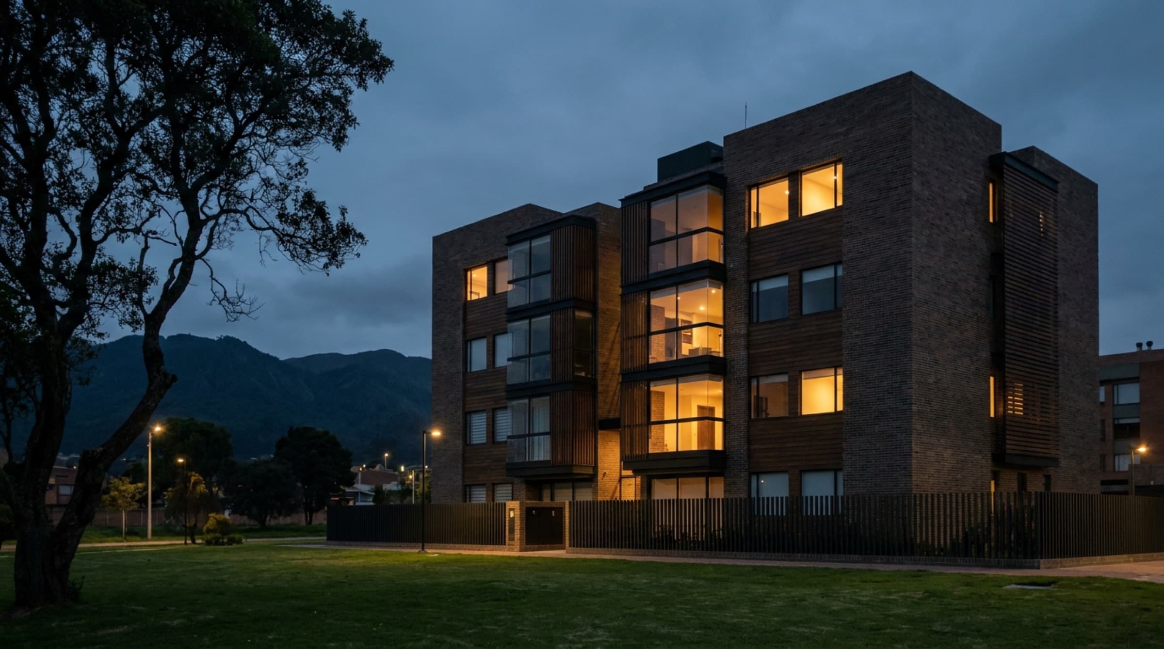 Edificio residencial contemporáneo en la Sabana de Bogotá al anochecer